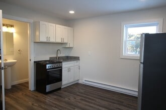 Building Photo - Beautifully remodeled and completed efficiency studio "FREE MONTH OF RENT!*"