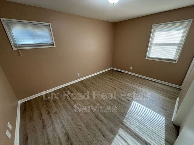Building Photo - 301 Cranewood Dr