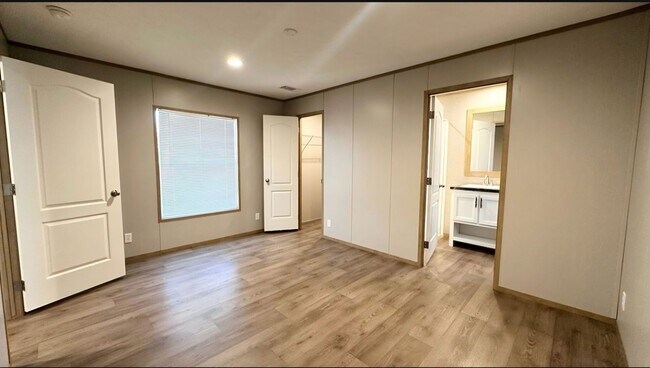 Building Photo - 217 Mountain Dr SW
