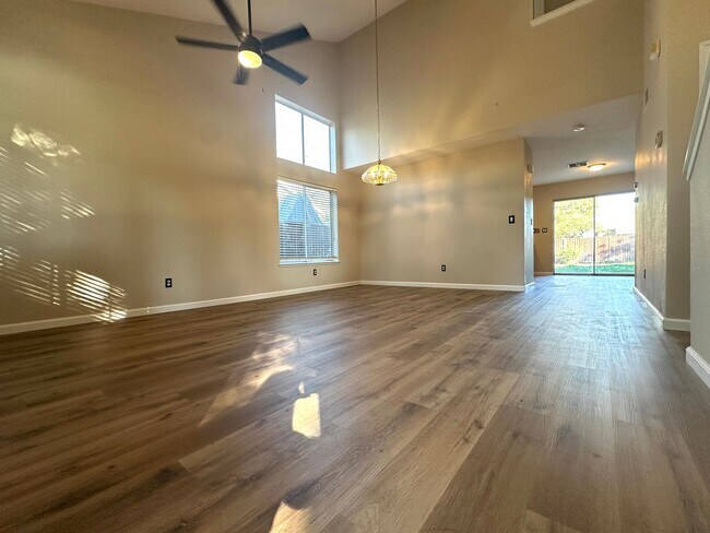 Building Photo - Spacious 4 Bedroom Corner Lot in Brentwood!
