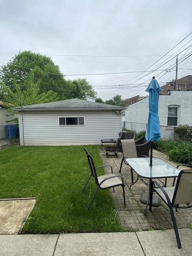 Building Photo - 3441 N Ridgeway Ave