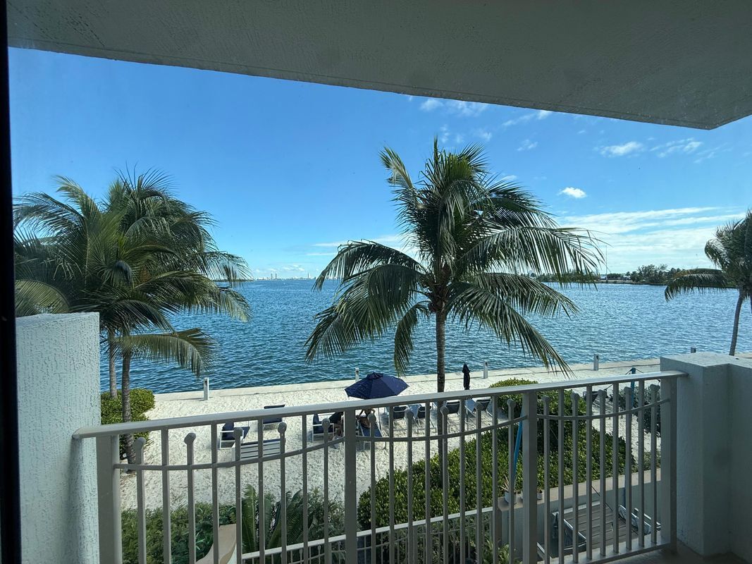 Building Photo - 551 NE 39th St