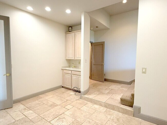 Building Photo - Beautiful custom one story estate located on one of the most desirable streets in Blackhawk Count...