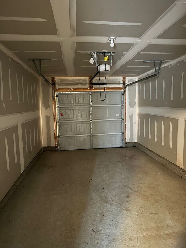 Building Photo - Beautiful 3-bedroom, 2.5-bath home in Greensboro