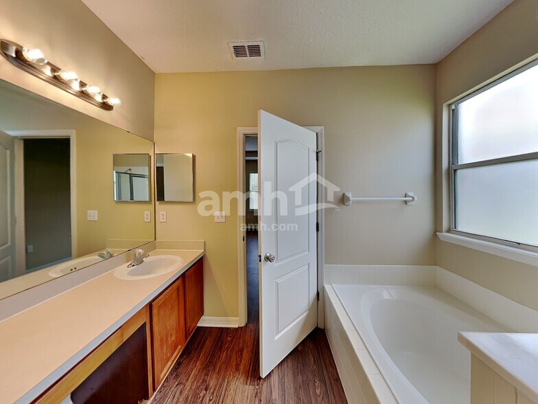 Building Photo - 711 Red Cedar Ct