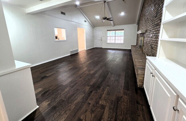 Building Photo - Large Duplex Unit just down the Street fro...