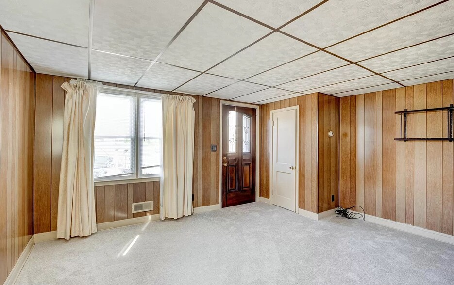 Family Room / Front Door - 1935 Searles Rd