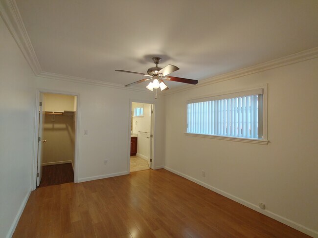 Building Photo - 627 E Woodbury Rd