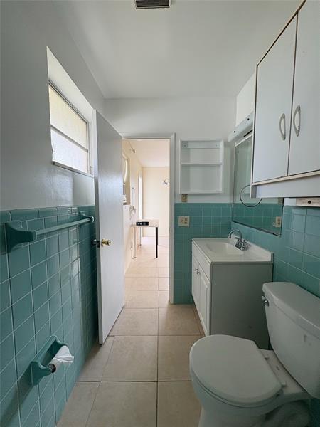 Building Photo - 2719 NE 32nd St