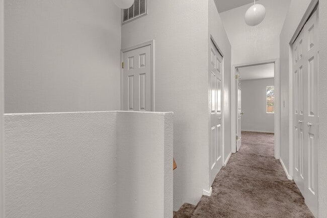 Building Photo - One car garage Townhouse