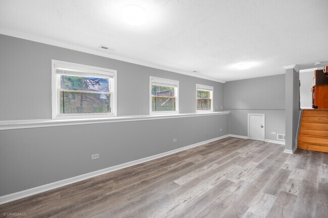 Building Photo - 2122 Kensington Dr