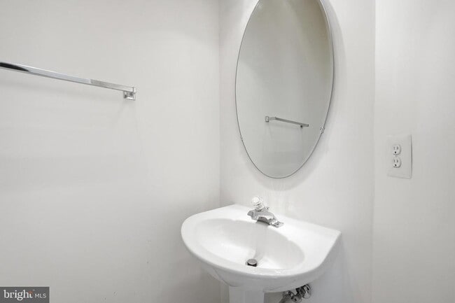 Building Photo - 44094 Saxony Terrace