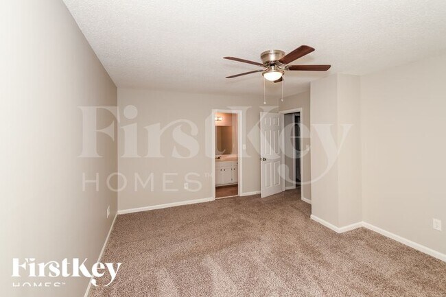 Building Photo - 122 Carriage Dr