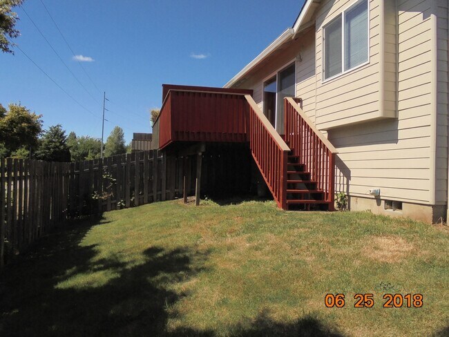 Building Photo - 467 NW Meadows Dr