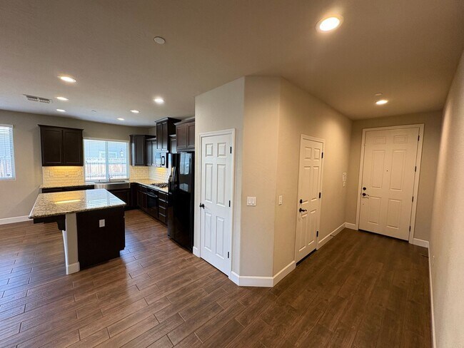 Building Photo - Lovely SE Tulare available now!