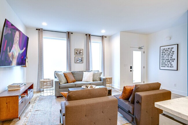 Building Photo - 2807 Delaware Ave