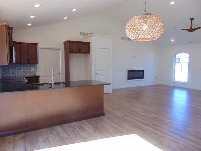 Building Photo - Sensational 3 Bed 2 Bath House!