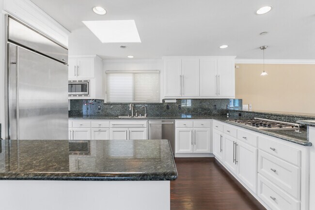 Building Photo - 209 Crest Dr