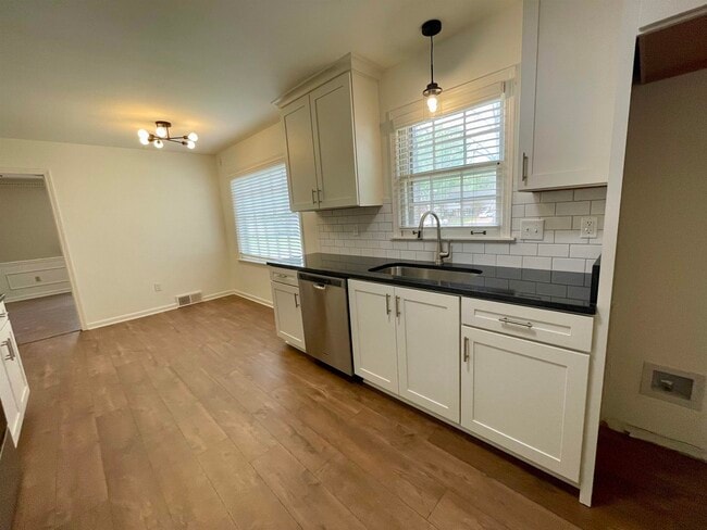 Building Photo - 2420 Stratfield Dr
