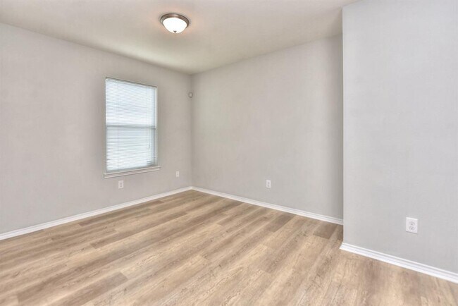 Building Photo - 2206 Weiss Ln