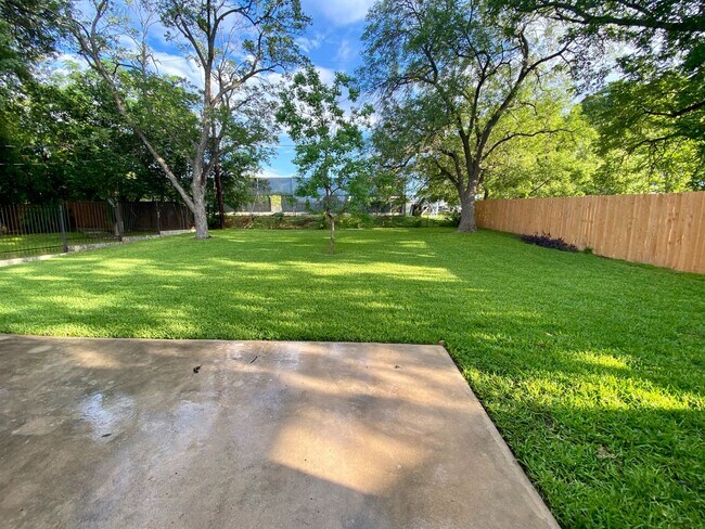 Building Photo - Colonies North Home with 3 BD | 2 BA Available JULY 2026!!
