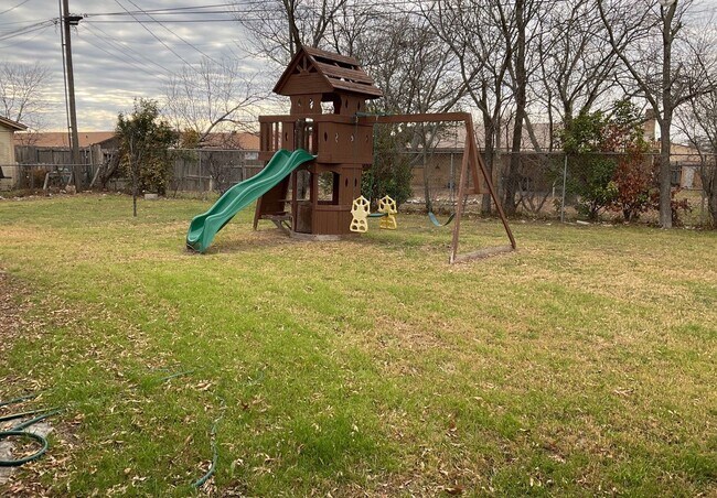 Building Photo - 2301 Zinnia Ct