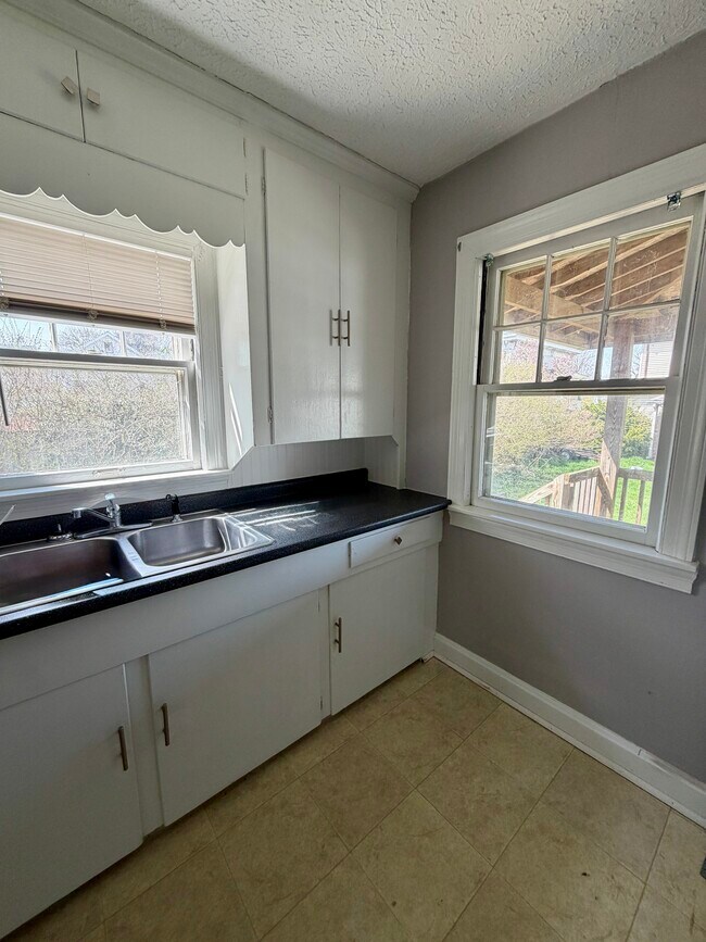 Building Photo - 306-310-310 E Washington St