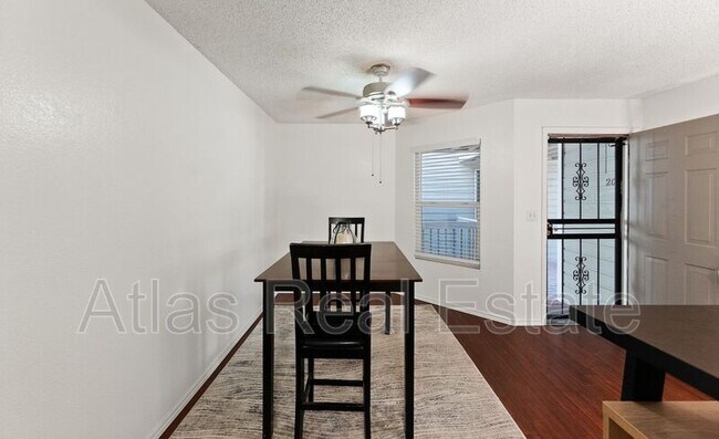 Building Photo - 12024 W Cross Dr