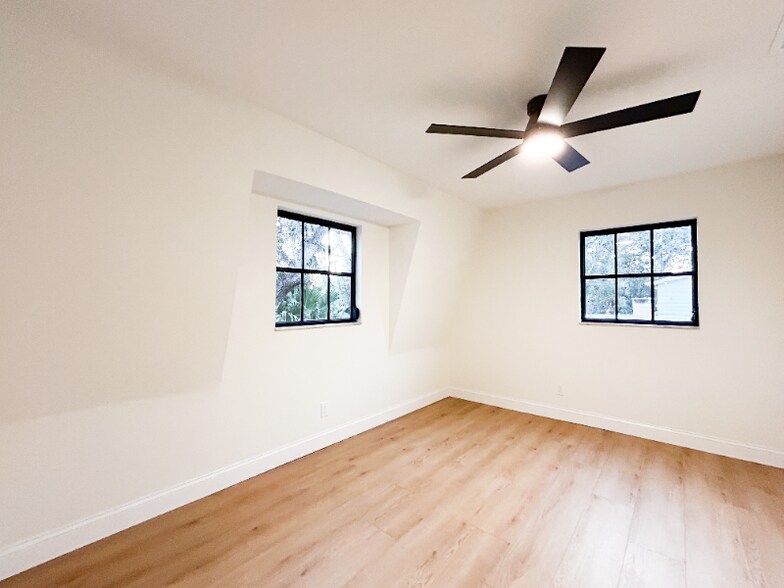 Building Photo - 417 66th Ave S