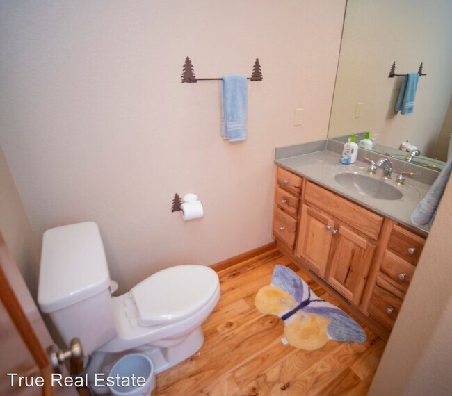 Building Photo - 4 br, 3.5 bath House - 243 E Jeffrey Pine Rd
