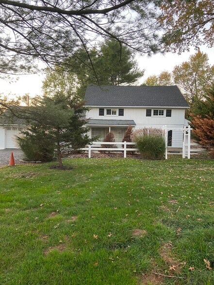 Primary Photo - 423 Country Club Rd
