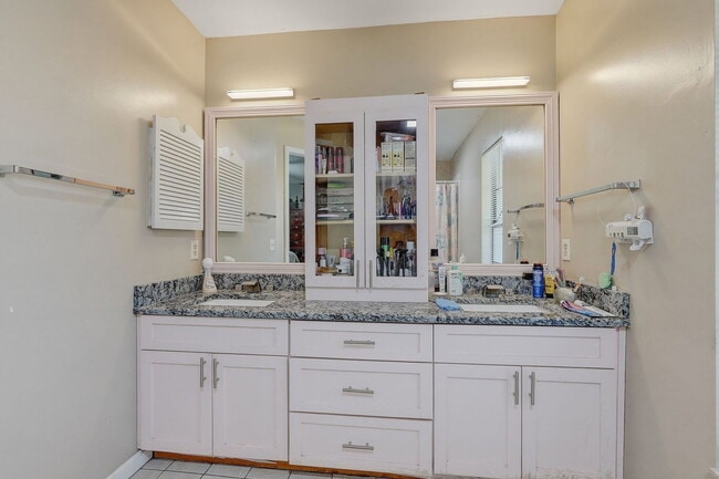 Building Photo - 15846 Country Lake Dr