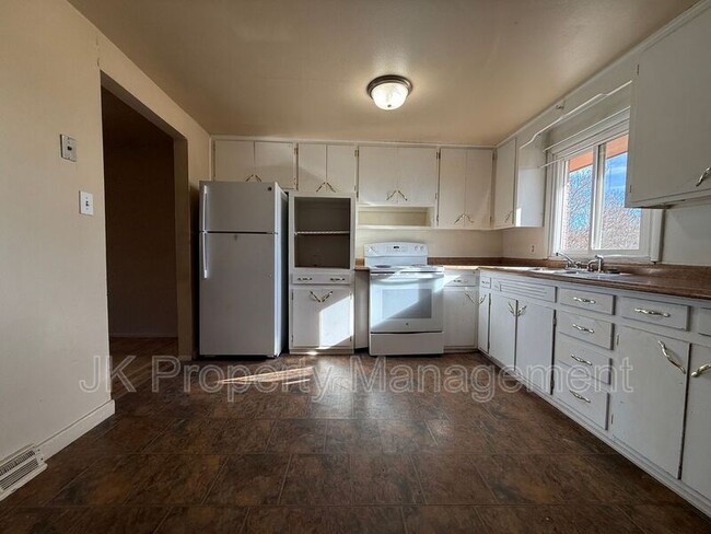 Building Photo - 520 21st Ave NE