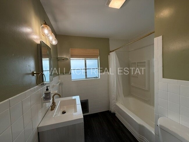 Building Photo - ADORABLE HOUSE IN SoKno WITH 3 BEDROOMS!!