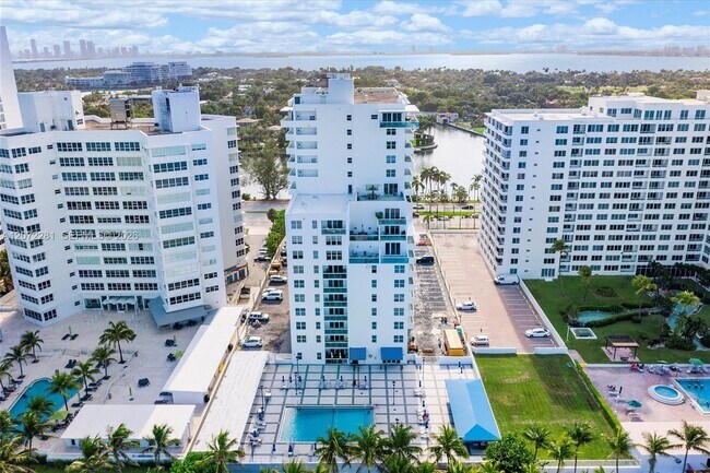 Building Photo - 5001 Collins Ave