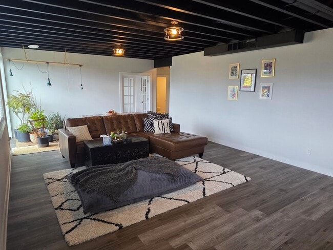 Building Photo - 5 bedroom Pewaukee home in Broken Hill