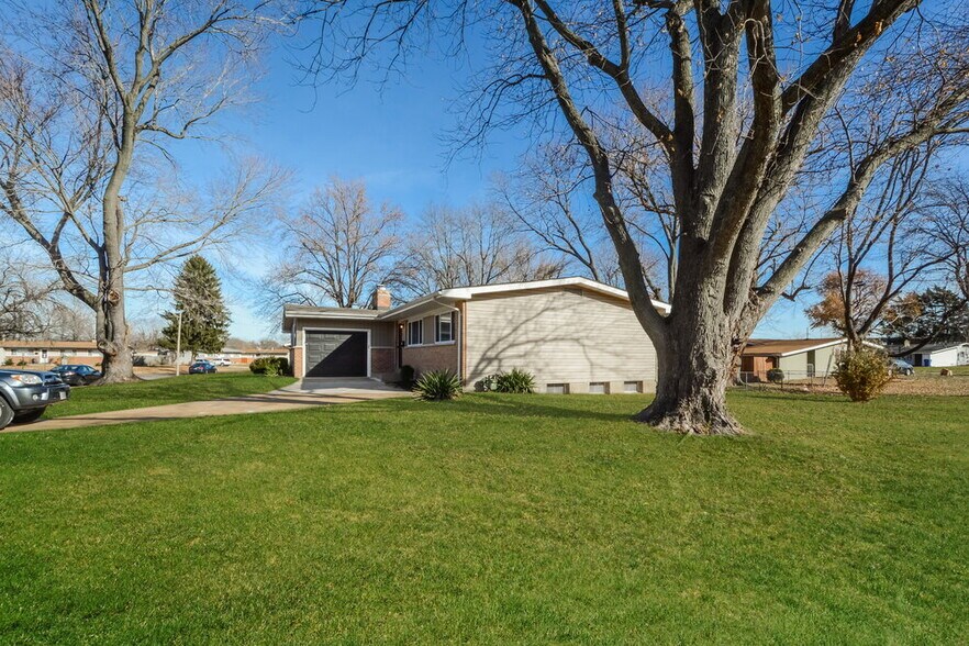 Building Photo - 730 Loyola Dr