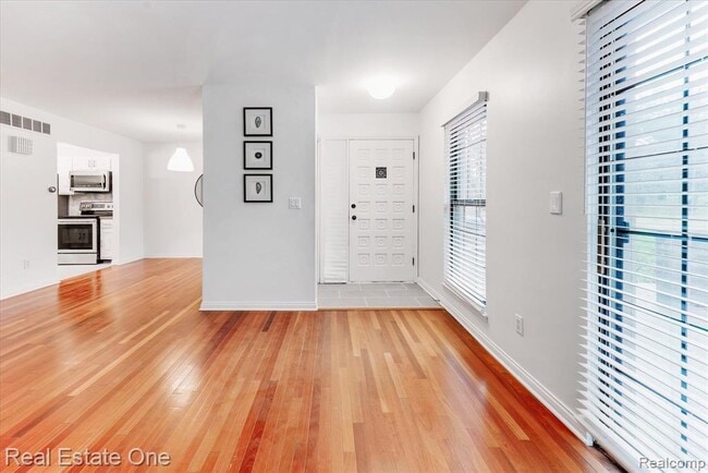 Building Photo - 1631 S Hill Blvd