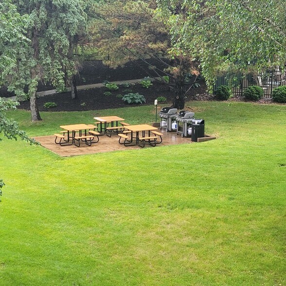 Large courtyard - 1700 Four Oaks Rd