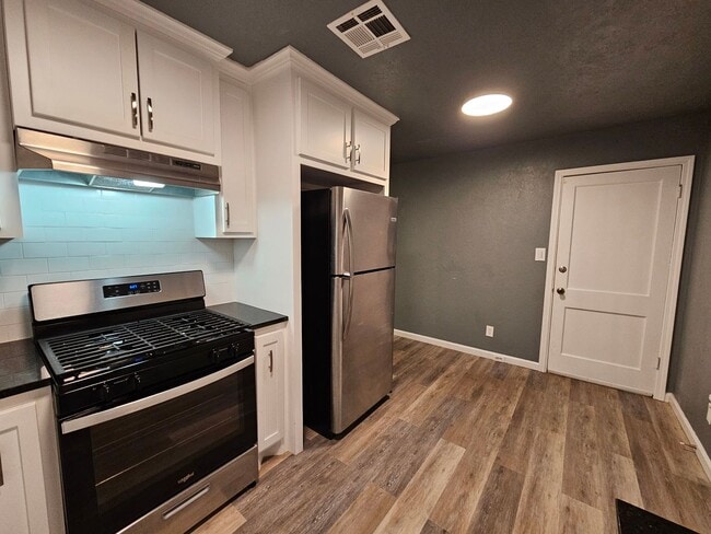 Building Photo - Updated (2) Bed/(1) Bath in Core Norman! Video Walk-Thru Avail!