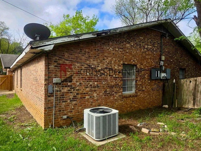 Building Photo - Tour Today! 3 Bedroom, 2 Bathroom Unit!