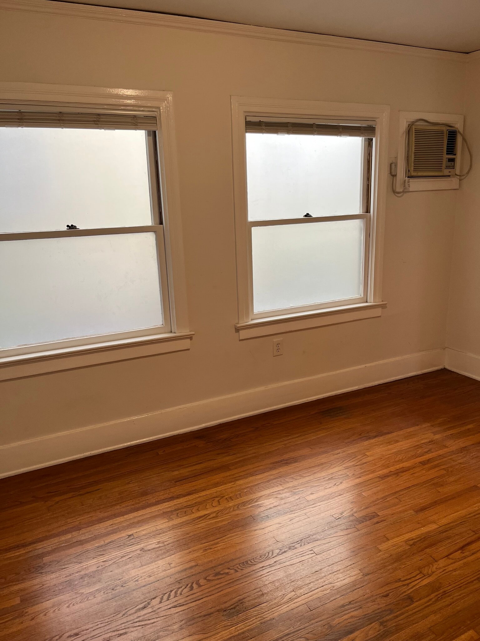 Building Photo - 504 N Heliotrope Dr