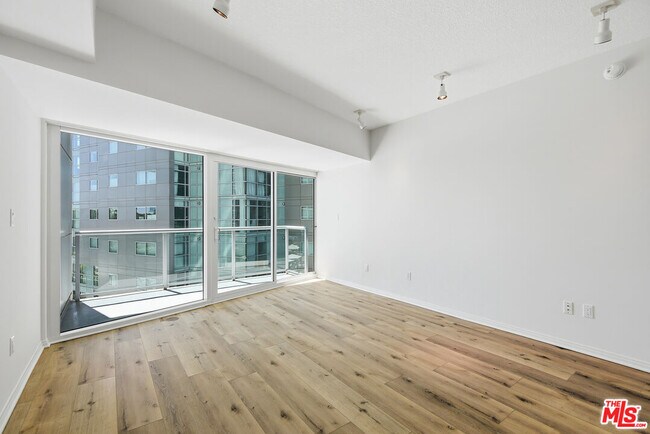 Building Photo - 13600 Marina Pointe Dr