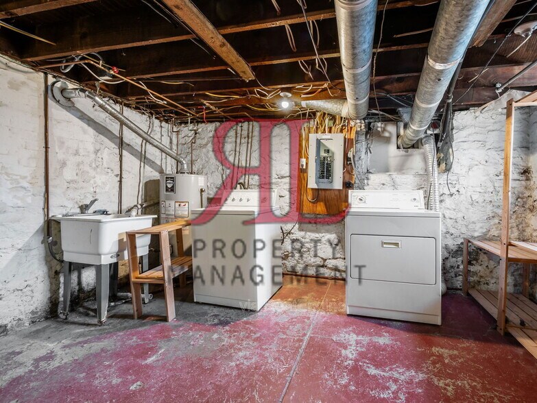 Building Photo - 1014 Bruck St