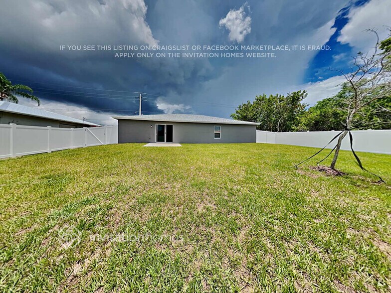 Building Photo - 242 SW Oakridge Dr