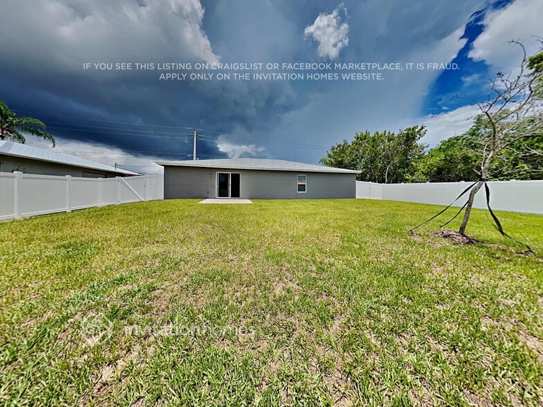 Building Photo - 242 SW Oakridge Dr