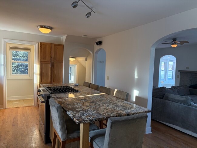 Building Photo - 934 W Shore Dr