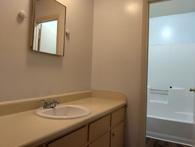 Building Photo - Light filled 3bd/1.5ba with hardwood throughout