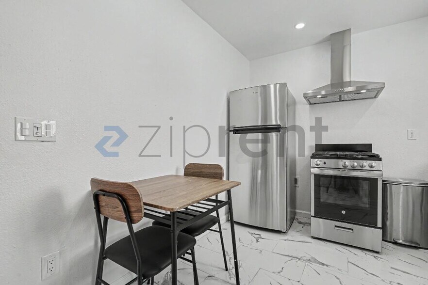 Building Photo - 1208 Field Ave