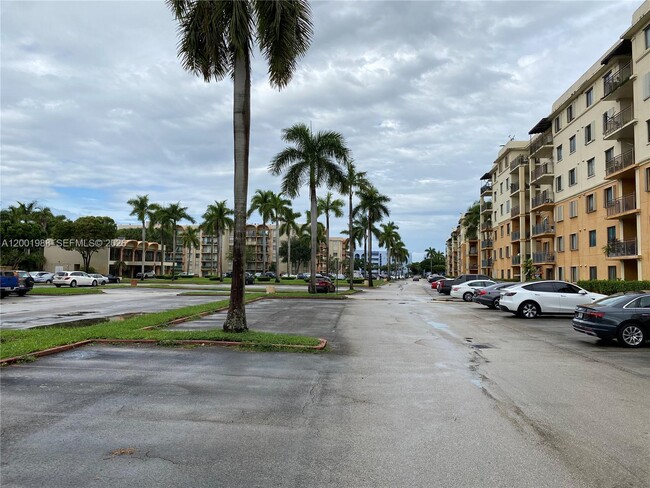 Building Photo - 9320 Fontainebleau Blvd